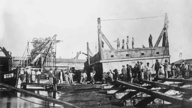 The Suez Canal 8 The Suez Canal and how it was built